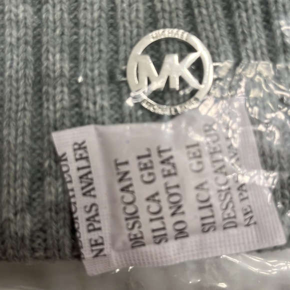 NWT Micheal kors toque / beanie grey with pom - Picture 6 of 12